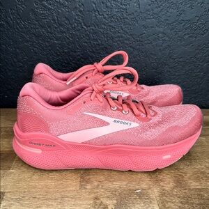 Brooks Coral Ghost Max Women Shoes Size 8